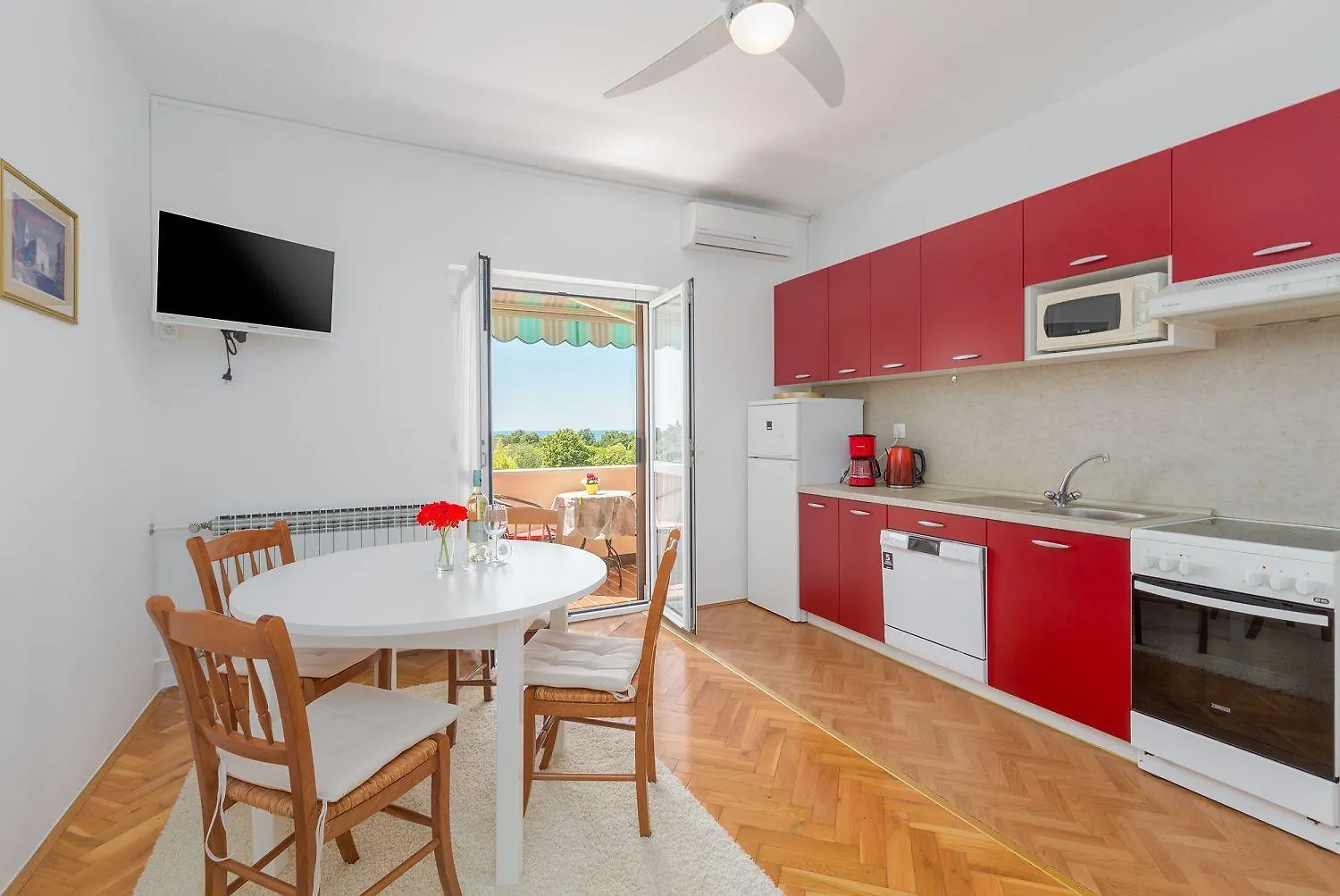 Helles Apartment Nur 250 Meter Zum Strand Mit Meerblick, Pool, Grill, Waschmaschine Porec