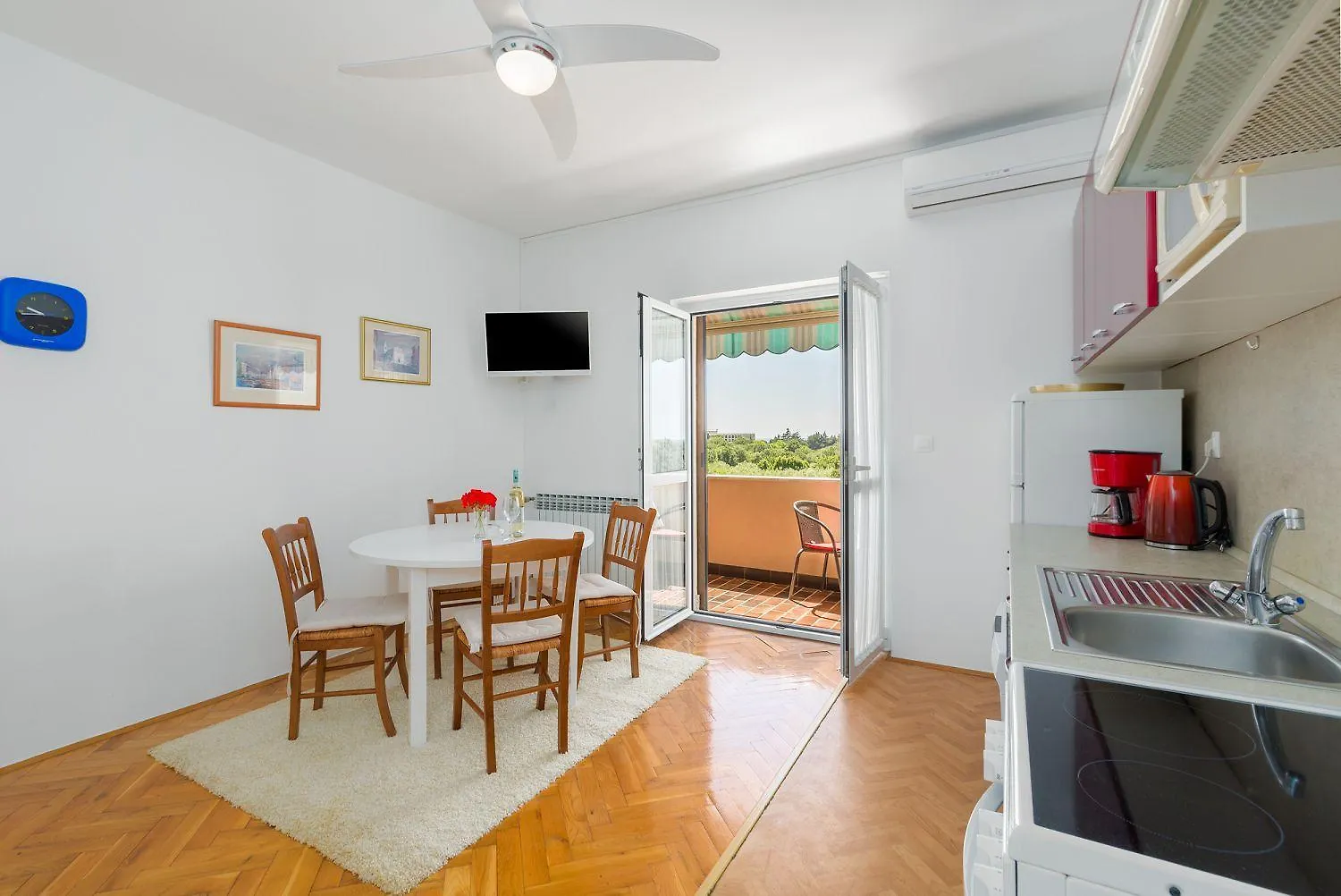 Helles Apartment Nur 250 Meter Zum Strand Mit Meerblick, Pool, Grill, Waschmaschine Porec