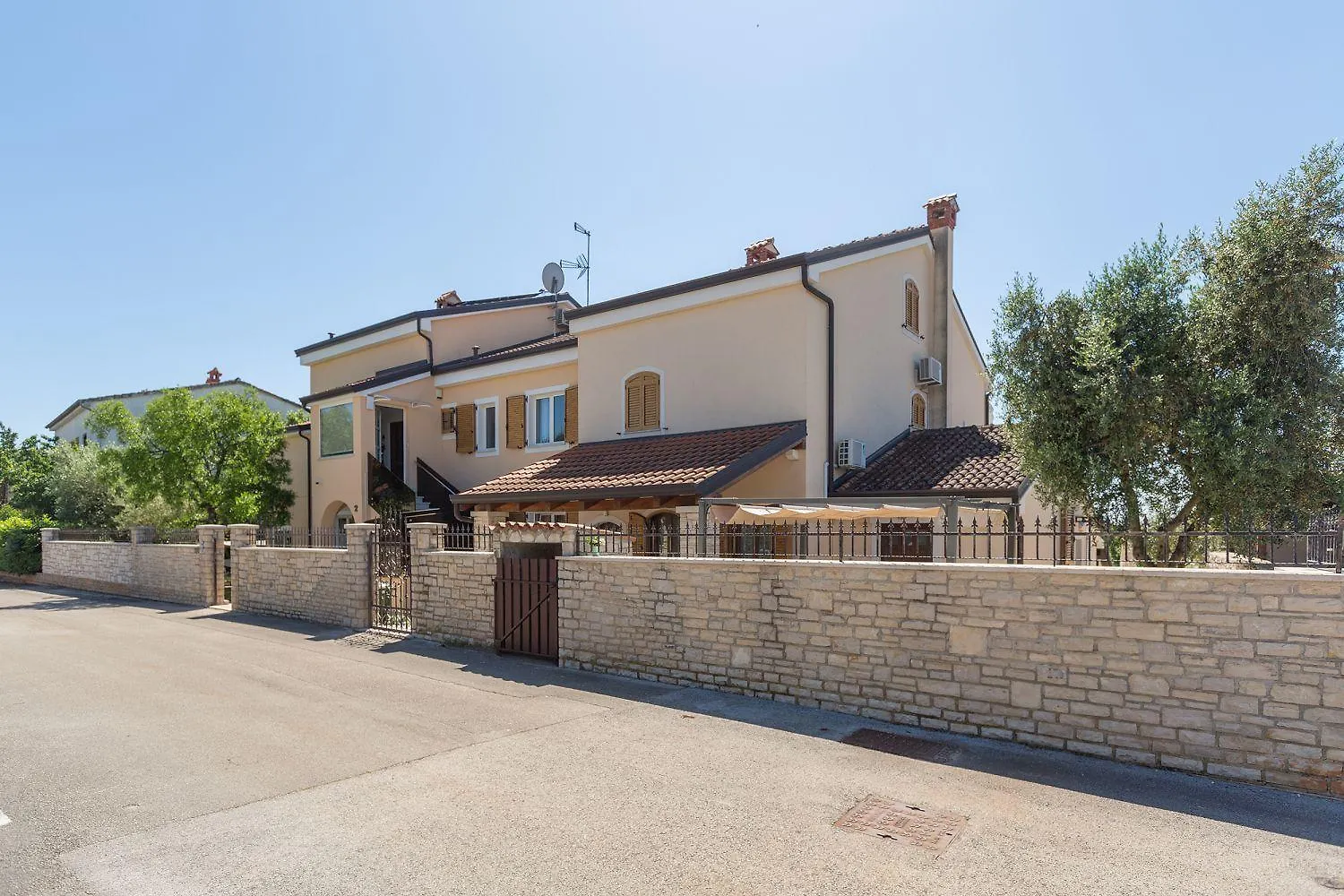 Helles Apartment Nur 250 Meter Zum Strand Mit Meerblick, Pool, Grill, Waschmaschine Porec